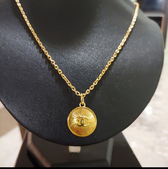 Authentic, exquisite CHANEL Necklace - Picture 1 of 11